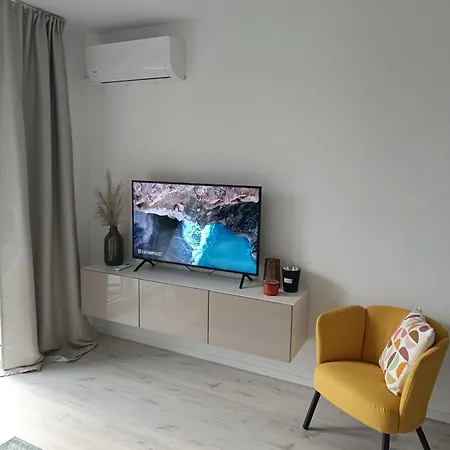 Апартаменти Cozy One-room With Garage And Ac