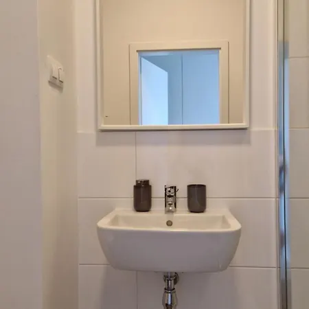 Апартаменти Cozy One-room With Garage And Ac Братислава