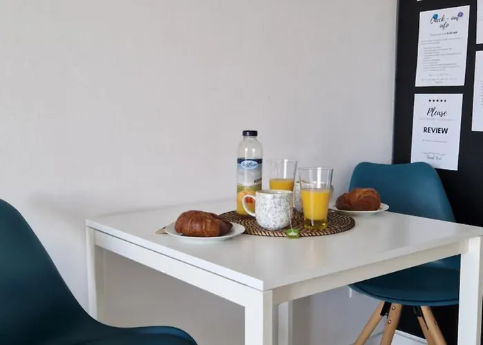 Апартаменти Cozy One-room With Garage And Ac Братислава