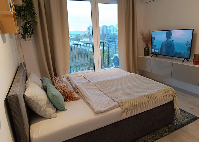 Апартаменти Cozy One-room With Garage And Ac