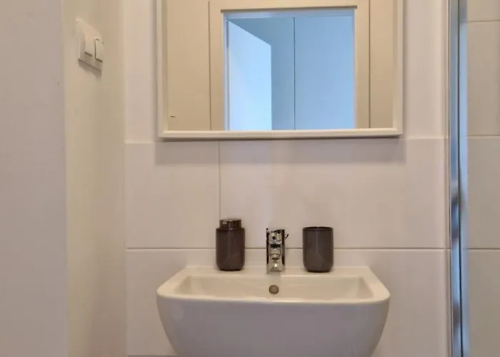 Апартаменти Cozy One-room With Garage And Ac Братислава